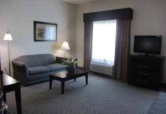 Hampton Inn & Suites Dumas has rooms with a private hot tub