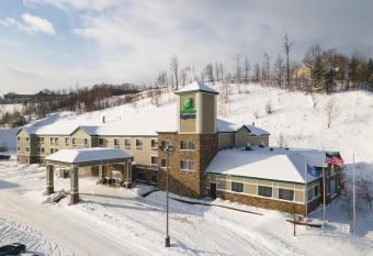 Holiday Inn Express Houghton-Keweenaw By IHG has rooms with a private hot tub