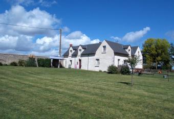 Domaine du Gu   du Roi allows 18 year olds to book a room