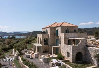 The Olive Yard has Balcony rooms