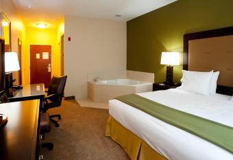 Holiday Inn Express & Suites Jacksonville - Atlantic Beach By IHG has rooms with a private hot tub