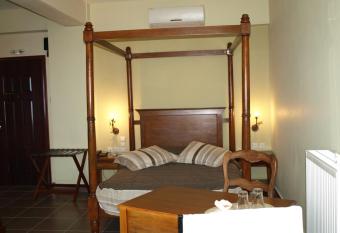 Porto Mani Suites has rooms with a private hot tub