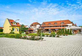 Hotel R  zsa Cs  rda has Balcony rooms