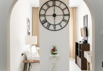 Aparthotel Dei Mercanti has rooms with a private hot tub