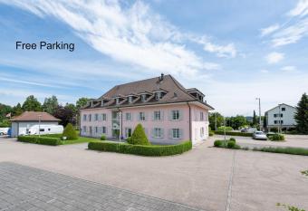 B  ren Self Check-in Hotel allows 18 year olds to book a room