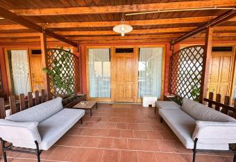 Villa Ilangi has Smoking/Balcony rooms