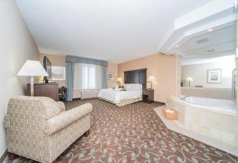 Hampton Inn & Suites by Hilton Brantford Conference Centre, ON has rooms with a private hot tub