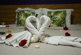 Pousada Velosmar has rooms with a private hot tub