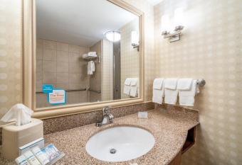 Hilton Garden Inn Morgantown has rooms with a private hot tub