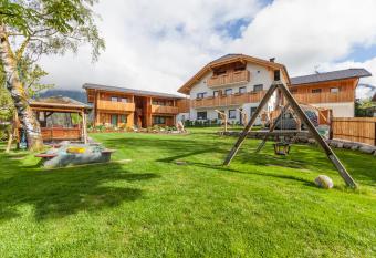 Winklerhof Apartments has Balcony rooms