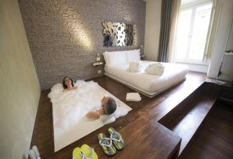 iRooms Central Station has rooms with a private hot tub