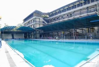 Capital O 887 Green Hill Hotel And Convention Center allows 18 year olds to book a room