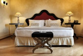 Siri Hotel allows 18 year olds to book a room