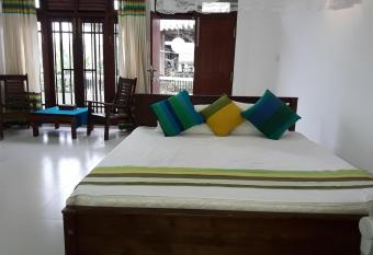 Majestic Apartments has Balcony rooms