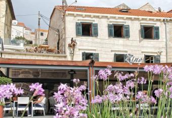 Seafront Apartment 2 allows 18 year olds to book a room