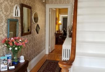 Benjamin F. Packard House Bed and Breakfast has Balcony rooms
