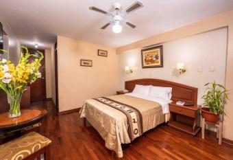 Hotel Manhattan Inn Airport allows 18 year olds to book a room