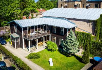 Wooden House near City center has Balcony rooms