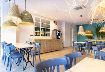 Yomo Hostal BCN Port allows 18 year olds to book a room