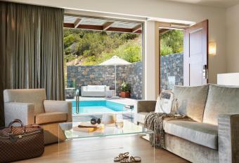 Daios Cove Luxury Resort & Villas has rooms with a private hot tub