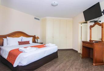 Miraflores Colon Hotel has rooms with a private hot tub