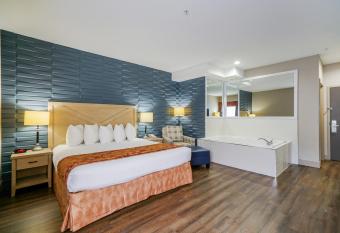 Best Western Peace Arch Inn has rooms with a private hot tub