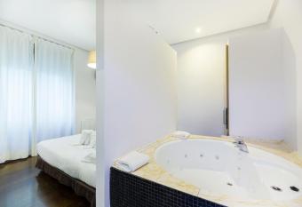 Madrid House Rooms has rooms with a private hot tub