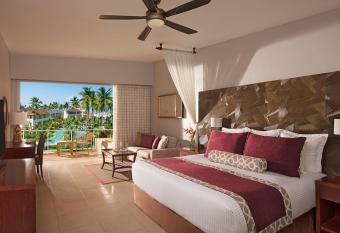 Dreams Royal Beach Punta Cana has rooms with a private hot tub