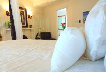 The Elizabeth Manor Guesthouse has rooms with a private hot tub