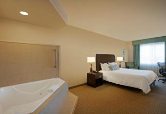 Hilton Garden Inn San Bernardino has rooms with a private hot tub