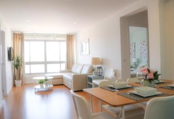 Apartment Sky Cervantes allows 18 year olds to book a room