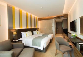 Lancaster Bangkok has rooms with a private hot tub