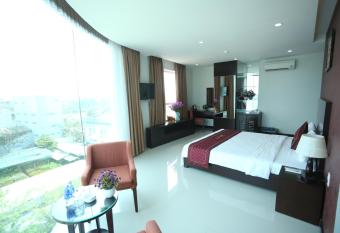 Huong Son Hotel Da Nang has rooms with a private hot tub