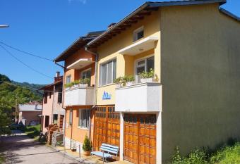 Pamir Guest House has Balcony rooms