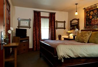 Blackbird Inn has rooms with a private hot tub