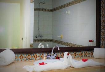 Residence Ain Meriem has rooms with a private hot tub