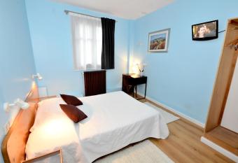 H  tel de l Ours allows 18 year olds to book a room