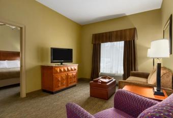 Homewood Suites by Hilton Fort Smith has rooms with a private hot tub