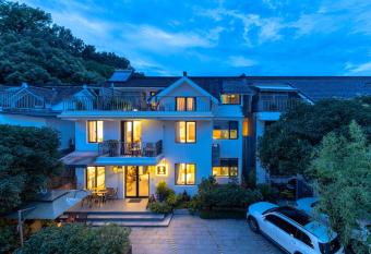 Hangzhou Yueshang Yunshe Boutique Hostel has Balcony rooms