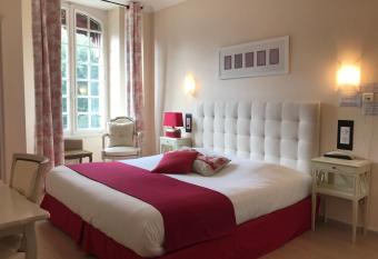 H  tel Les Deux Magots allows 18 year olds to book a room