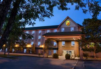 Super 8 by Wyndham Calgary Shawnessy Area allows 18 year olds to book a room