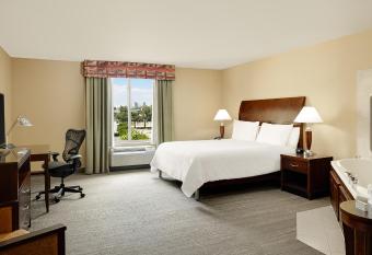 Hilton Garden Inn Fontana has rooms with a private hot tub