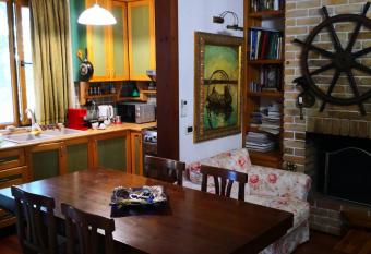 Villa Miro has rooms with a private hot tub