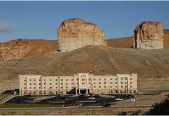 Hampton Inn & Suites Green River has rooms with a private hot tub