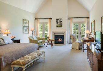 Seal Cove Inn has rooms with a private hot tub