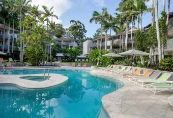 Mantra French Quarter Noosa has rooms with a private hot tub