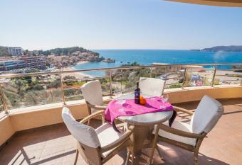 Apartments Raymond has Balcony rooms