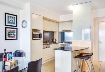 Mantra Broadbeach on the Park has rooms with a private hot tub