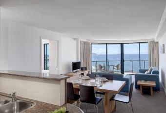 Mantra Mooloolaba Beach has rooms with a private hot tub