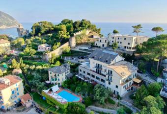 Hotel Villa Edera & La Torretta allows 18 year olds to book a room